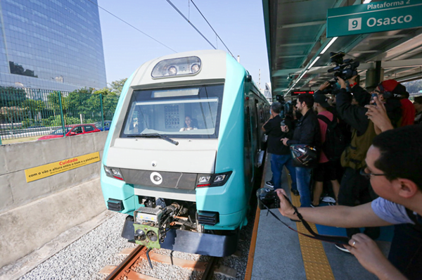 O novo trem apresenta aprimoramentos tecnológicos e mecânicos para otimizar as viagens, oferecendo maior conforto e segurança aos passageiros.