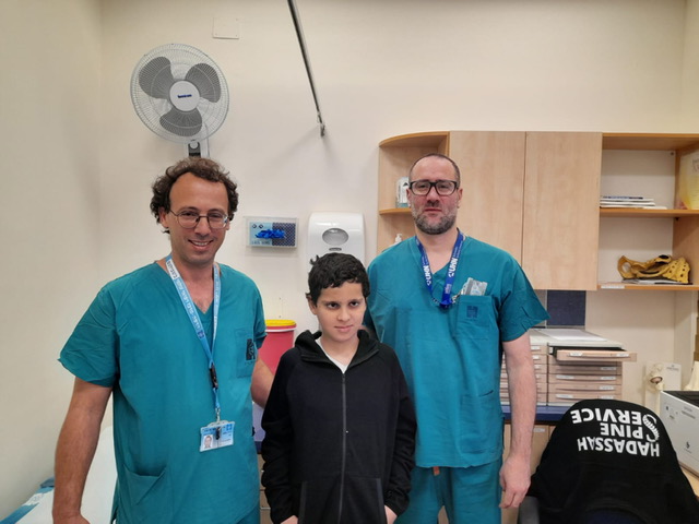 Dr. Ohad Einav e Ziv Asa com Suleiman Hassan, de 12 anos, no Centro Médico Hadassah após sua recuperação da cirurgia