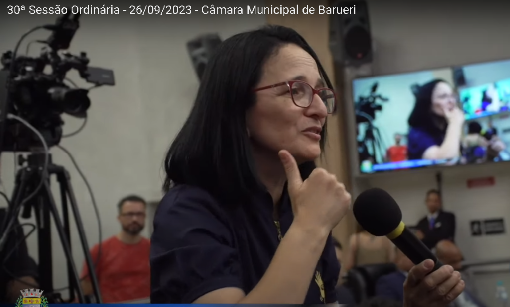 Professora Elizabete de Oliveira Barbosa foi a homenageada e realizou uma apresentação musical com as crianças.