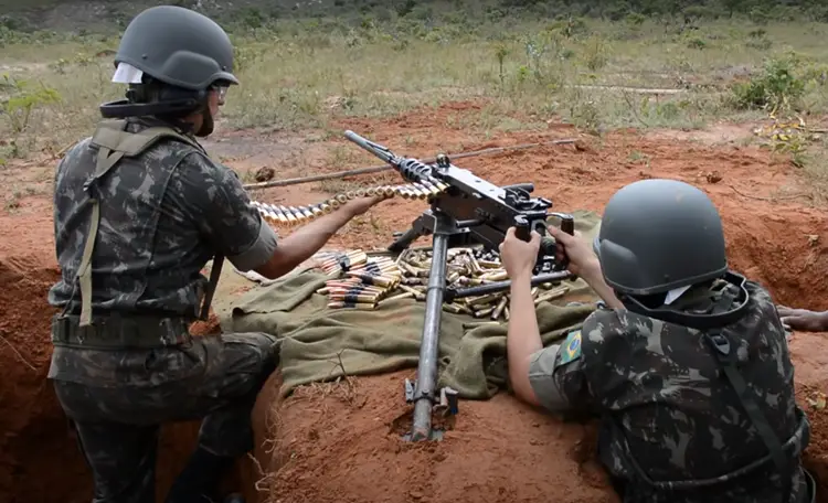 21 metralhadoras do Exército, sendo 13 calibre .50, foram furtadas do arsenal de uma base militar na cidade de Barueri/SP.