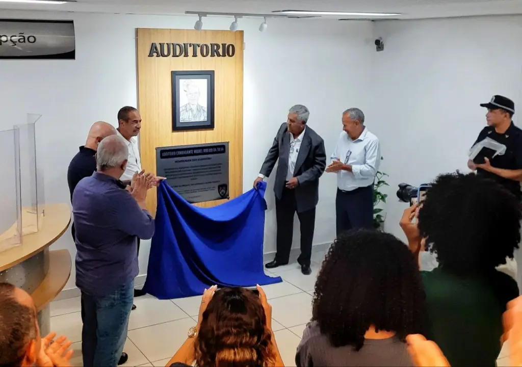 Durante o descerramento da placa, subcomandante França à esquerda. Subcomandante Mauro e Supervisor Varjão à direita.