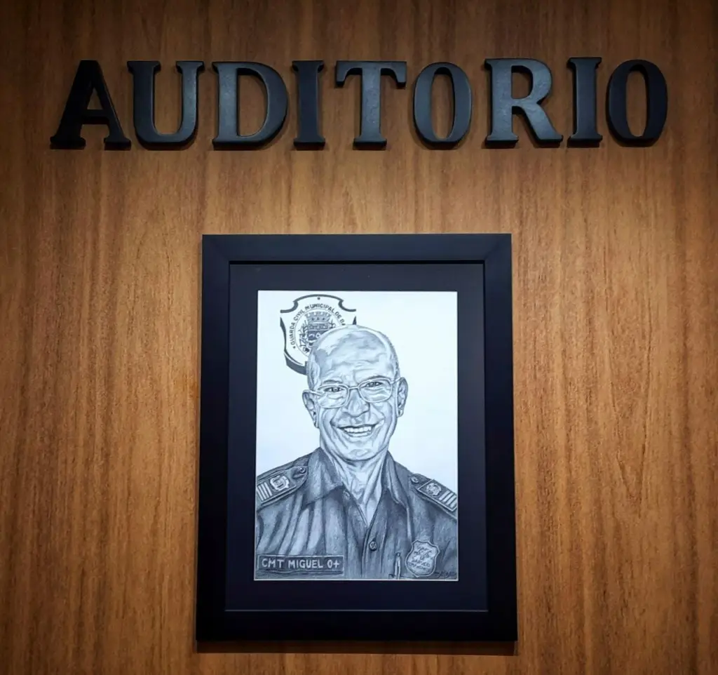 Placa do Auditório que leva o nome do Comandante Miguel Ribeiro da Silva. O retrato a lápis foi feito por um GCM de Barueri.