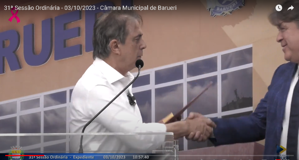 Rubens Furlan entrega o Projeto de Lei ao presidente da Câmara, Toninho Furlan.