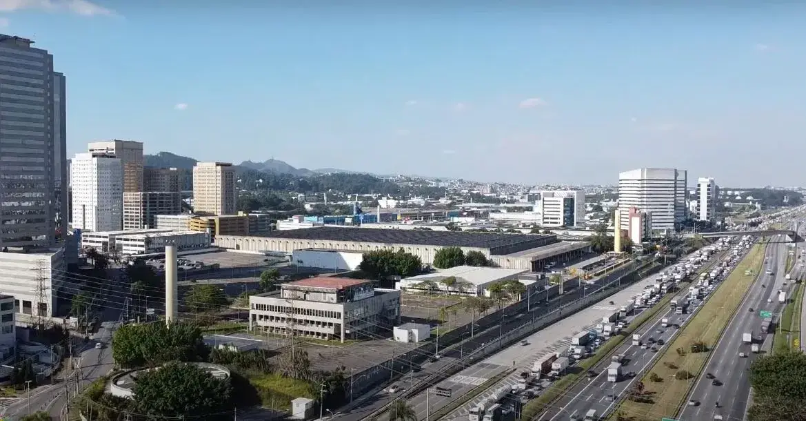 Barueri pujante em 2024. Foto sobre a Rodovia Presidente Castello Branco.